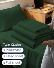 CGK Unlimited draps Twin XL étalés sur lit, illustrant le tombé et la teinte émeraude