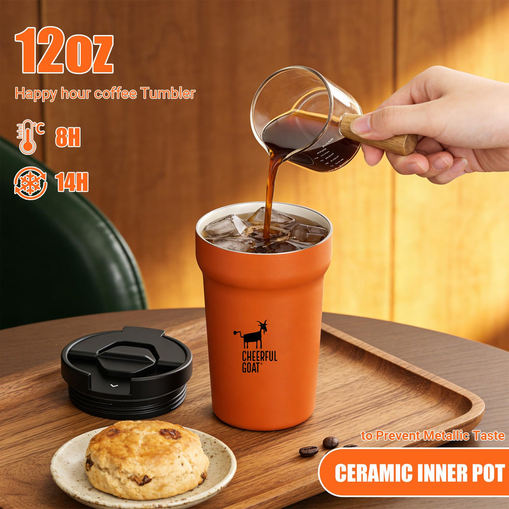 CHEERFUL GOAT mug 12oz tenu en main démontrant légèreté et ergonomie