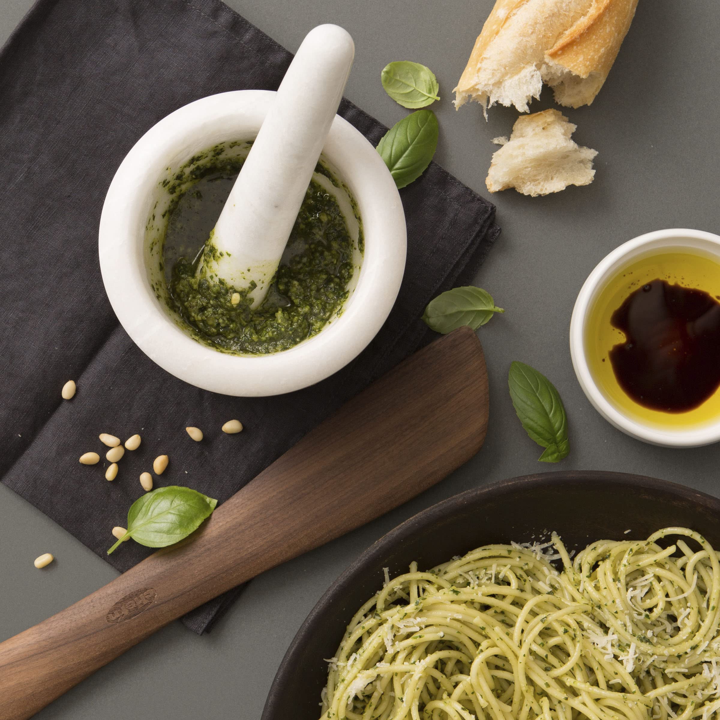 Chef'n mortier en usage préparant un pesto pour des saveurs fraîches et maîtrisées