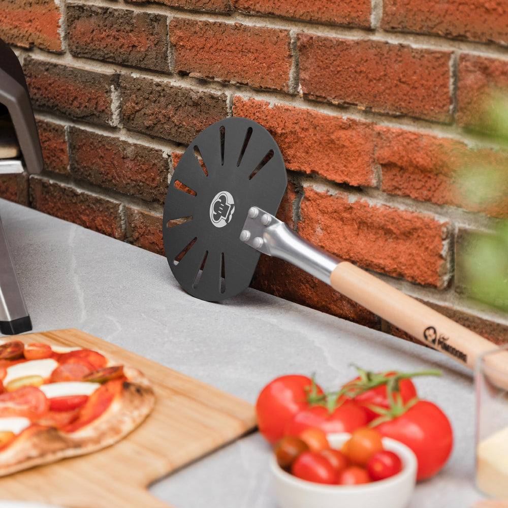 Chef Pomodoro bord affiné gros plan facilitant glissement sous la pâte