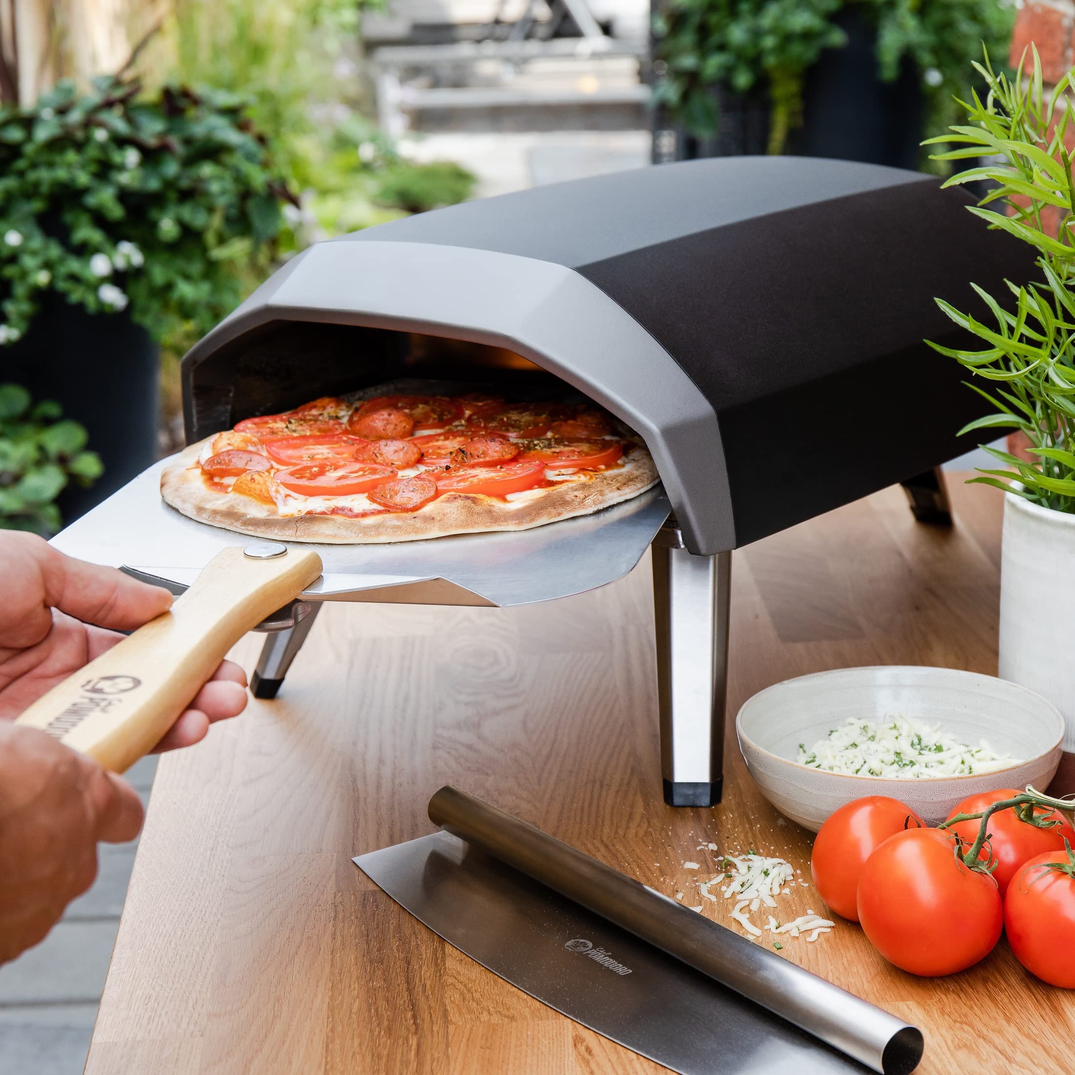 Chef Pomodoro lame en aluminium montrant la texture résistante et durable