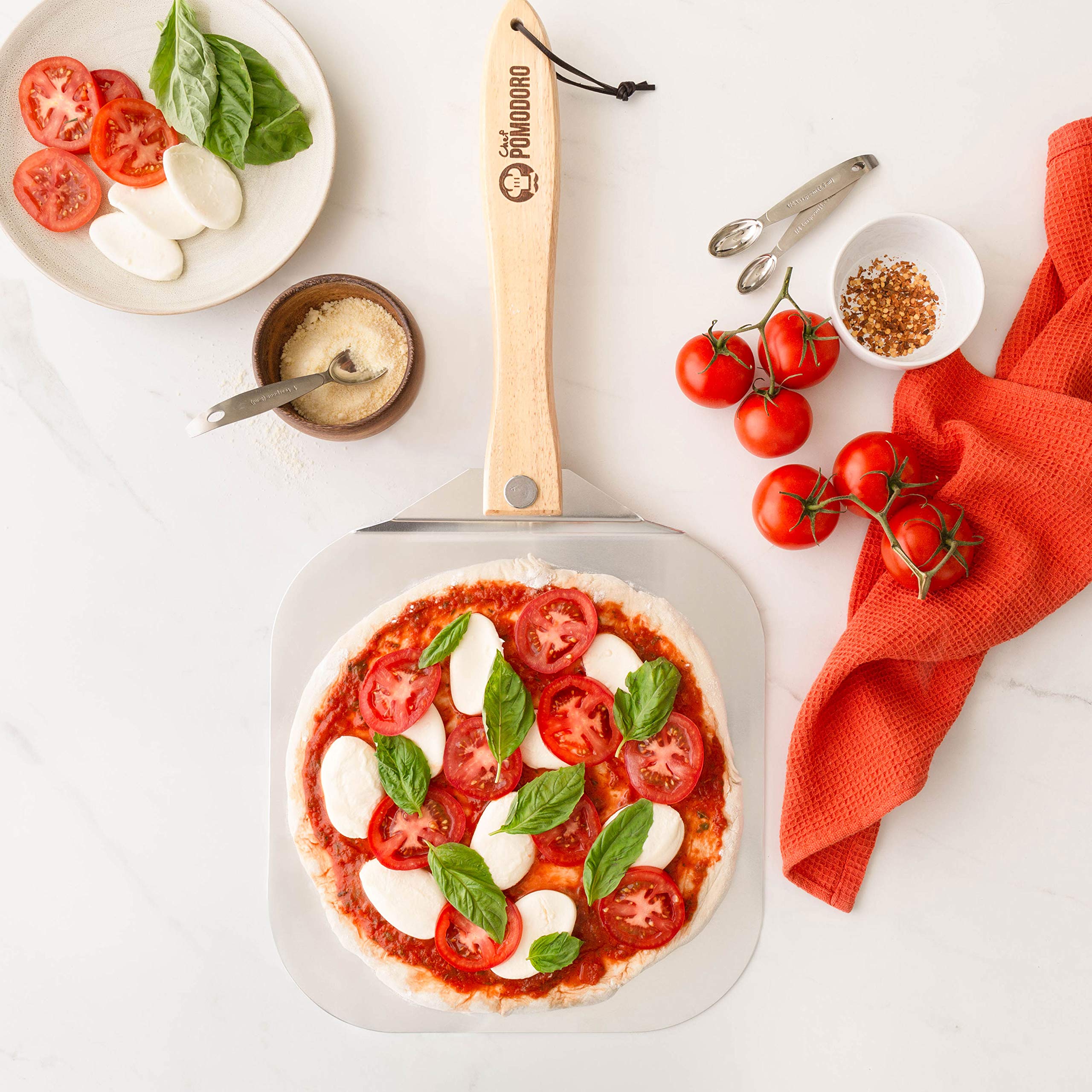 Chef Pomodoro pelle dans une cuisine stylée, aspect professionnel et utilisation quotidienne