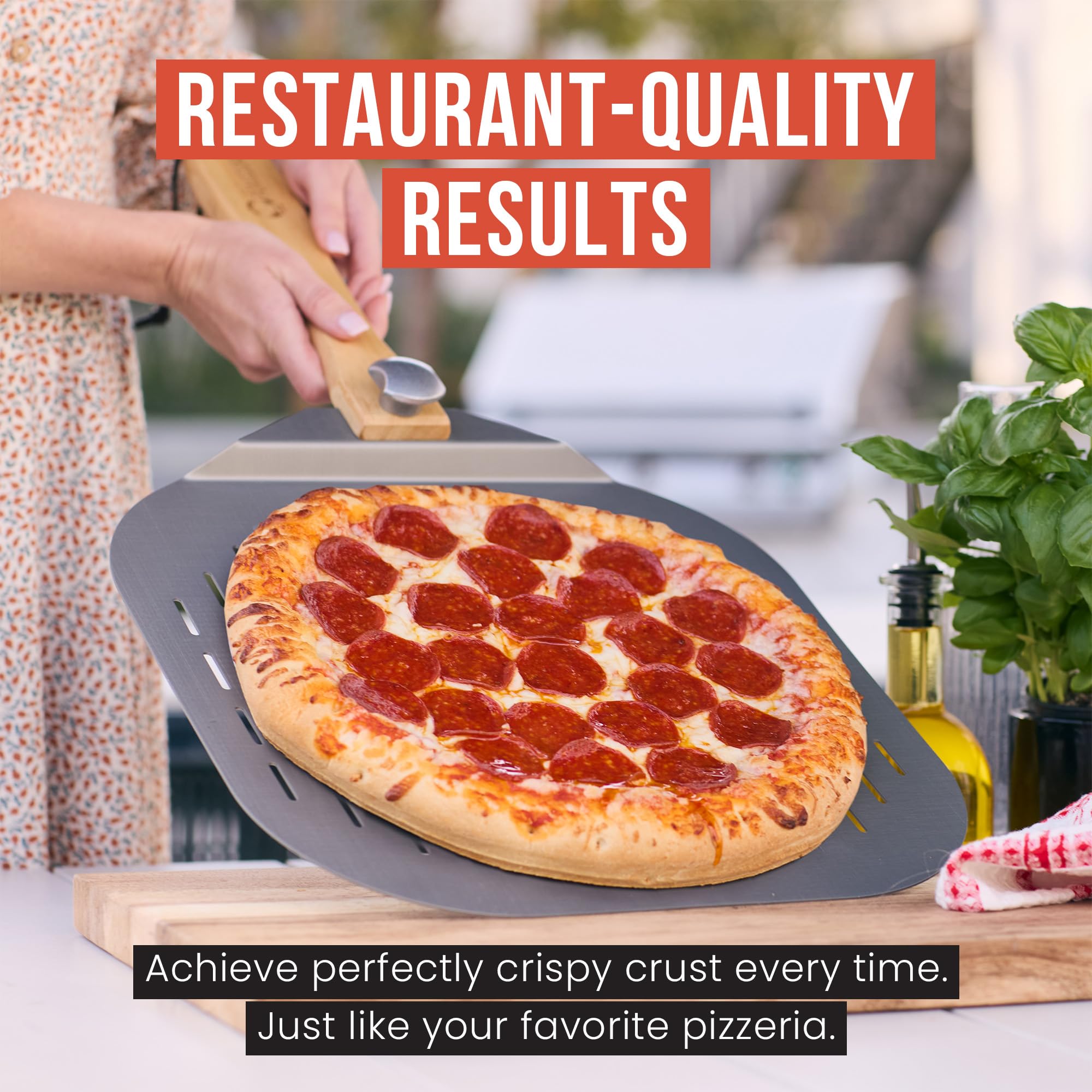 Chef Pomodoro pelle soulevant une tarte fragile pour un transfert sans dommage