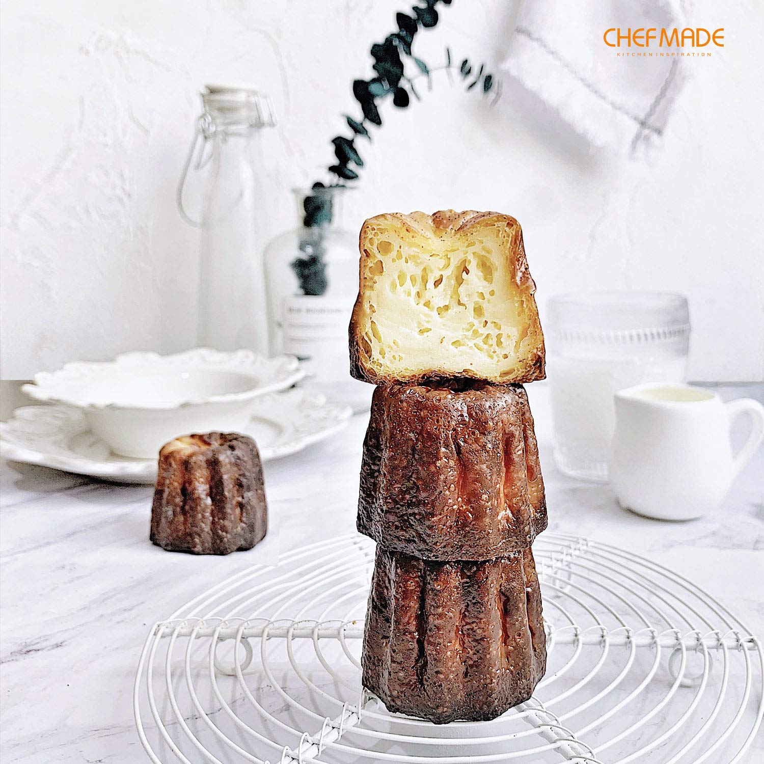 CHEFMADE canelés démoulés parfaitement dorés illustrant démoulage aisé et résultat uniforme