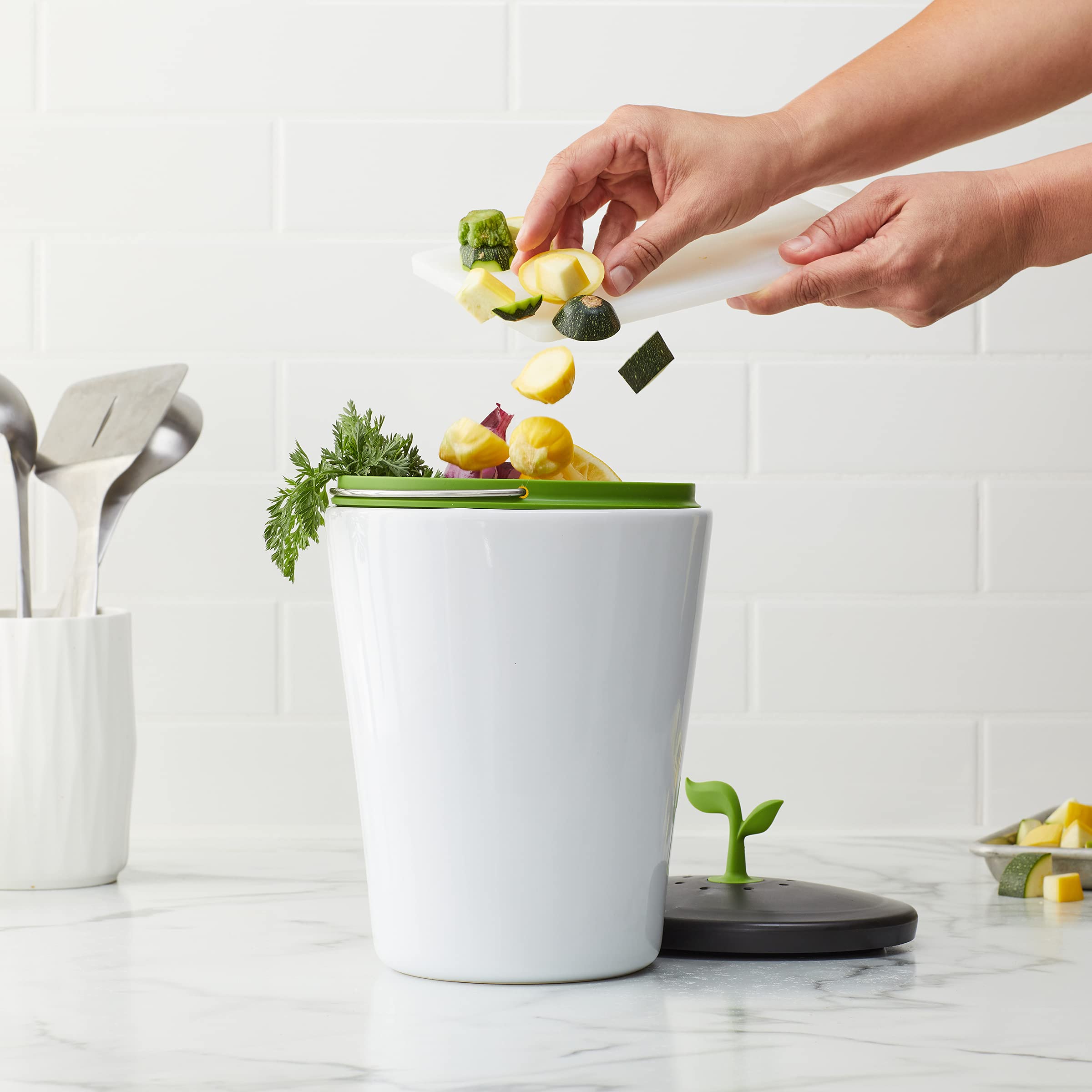 Chef'n EcoCrock gros plan du filtre charbon naturel, neutralise les odeurs
