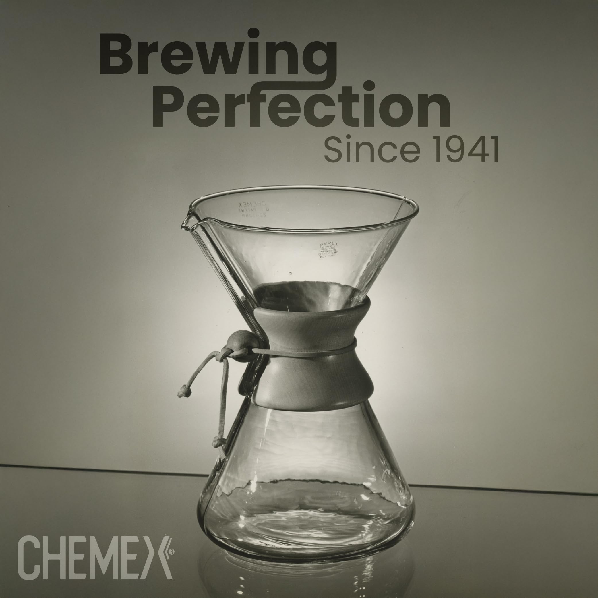 Chemex mise en scène cuisine avec verseuse, résultat café net et aromatique