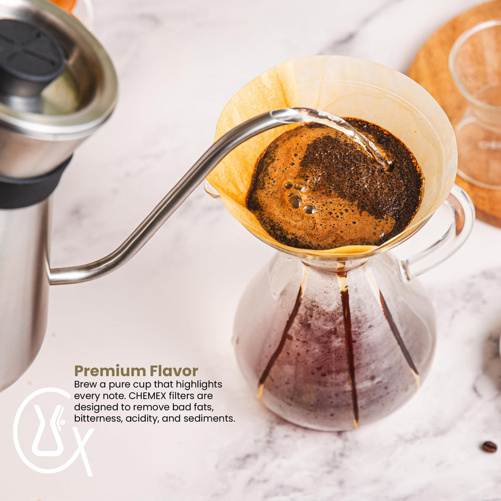 Chemex filtre en cours d'usage pendant versement montrant infusion propre