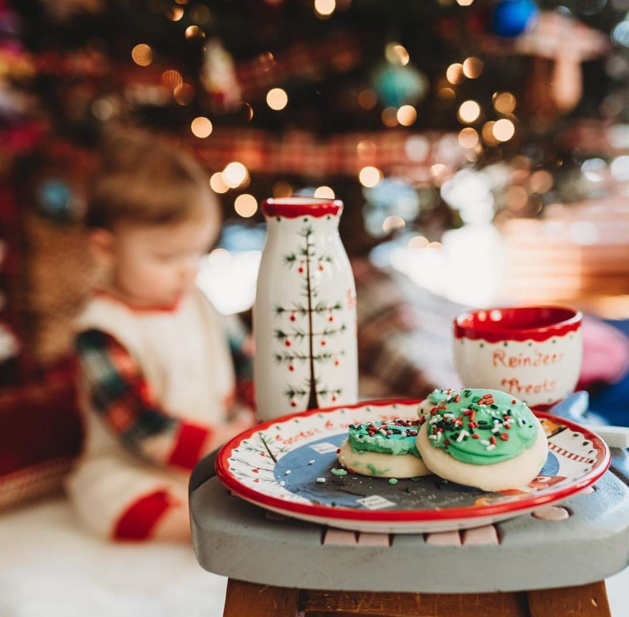 Child to Cherish enfant déposant biscuits montrant tradition familiale amusante