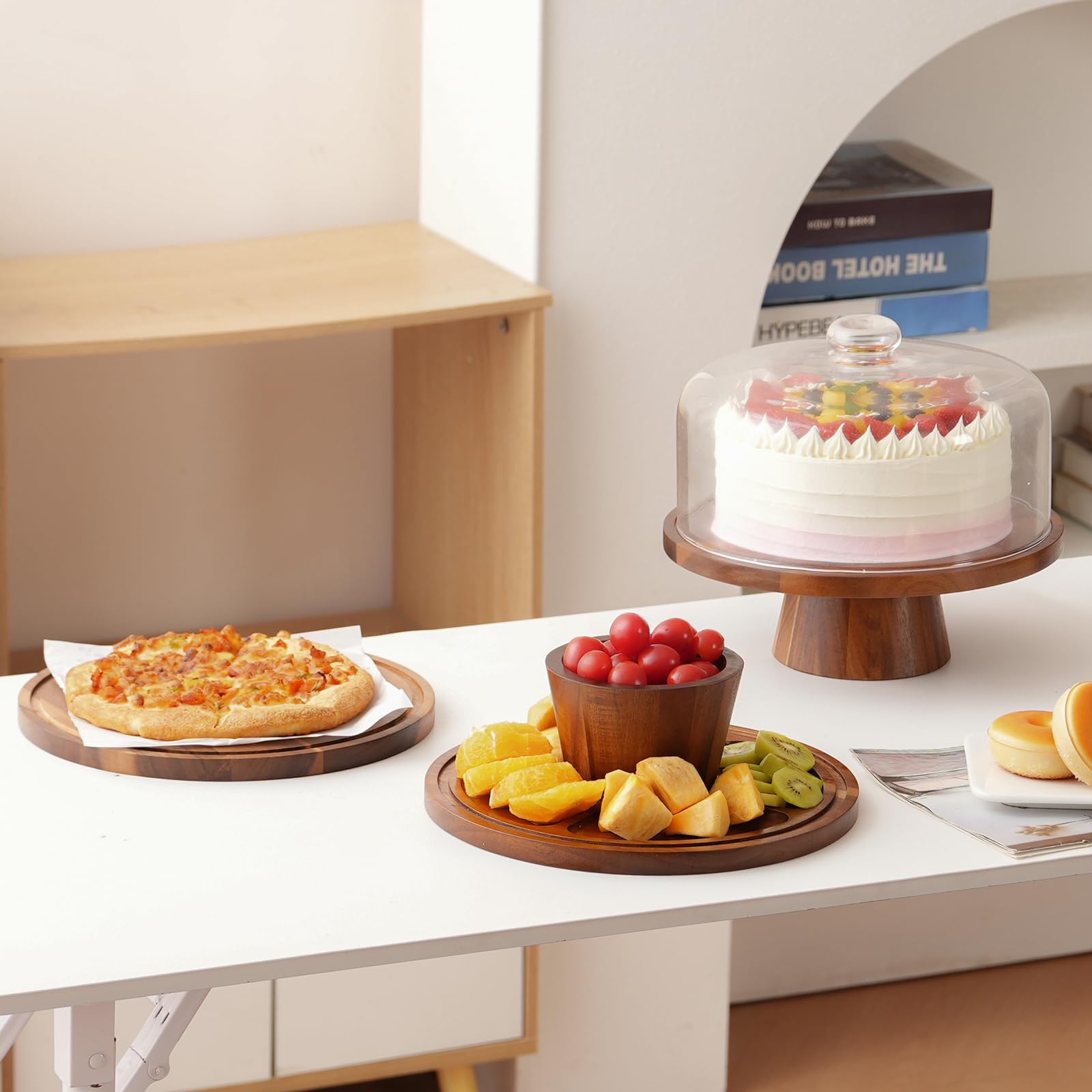 ChilkukUie présentoir posé sur une table de fête, met en valeur les desserts