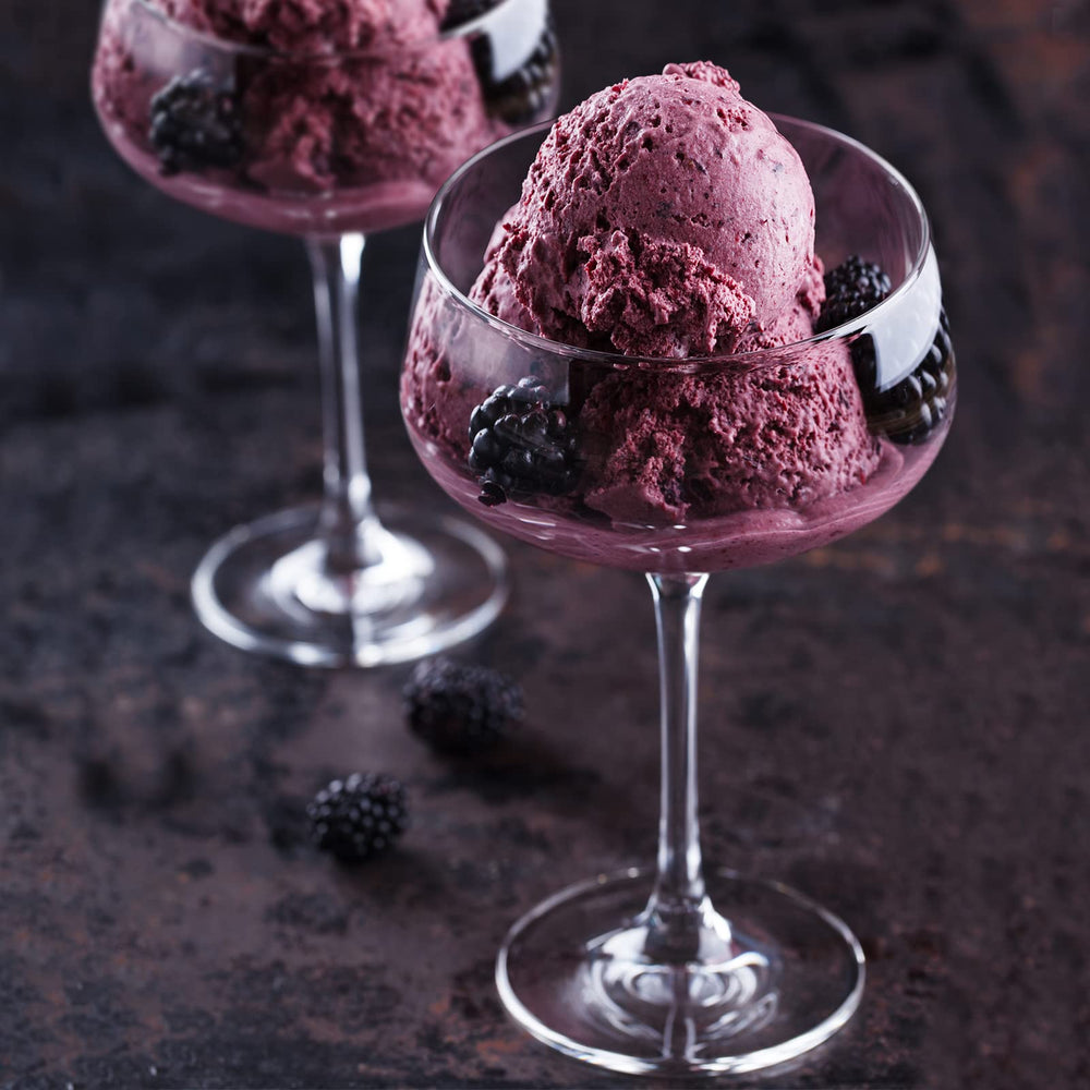 Chouggo coupe en usage avec cocktail coloré améliorant l'apparence de la boisson