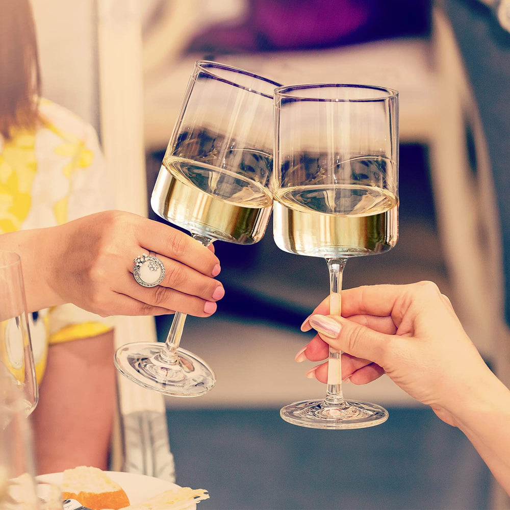 Chouggo verre tenu en main pour montrer capacité et maniabilité