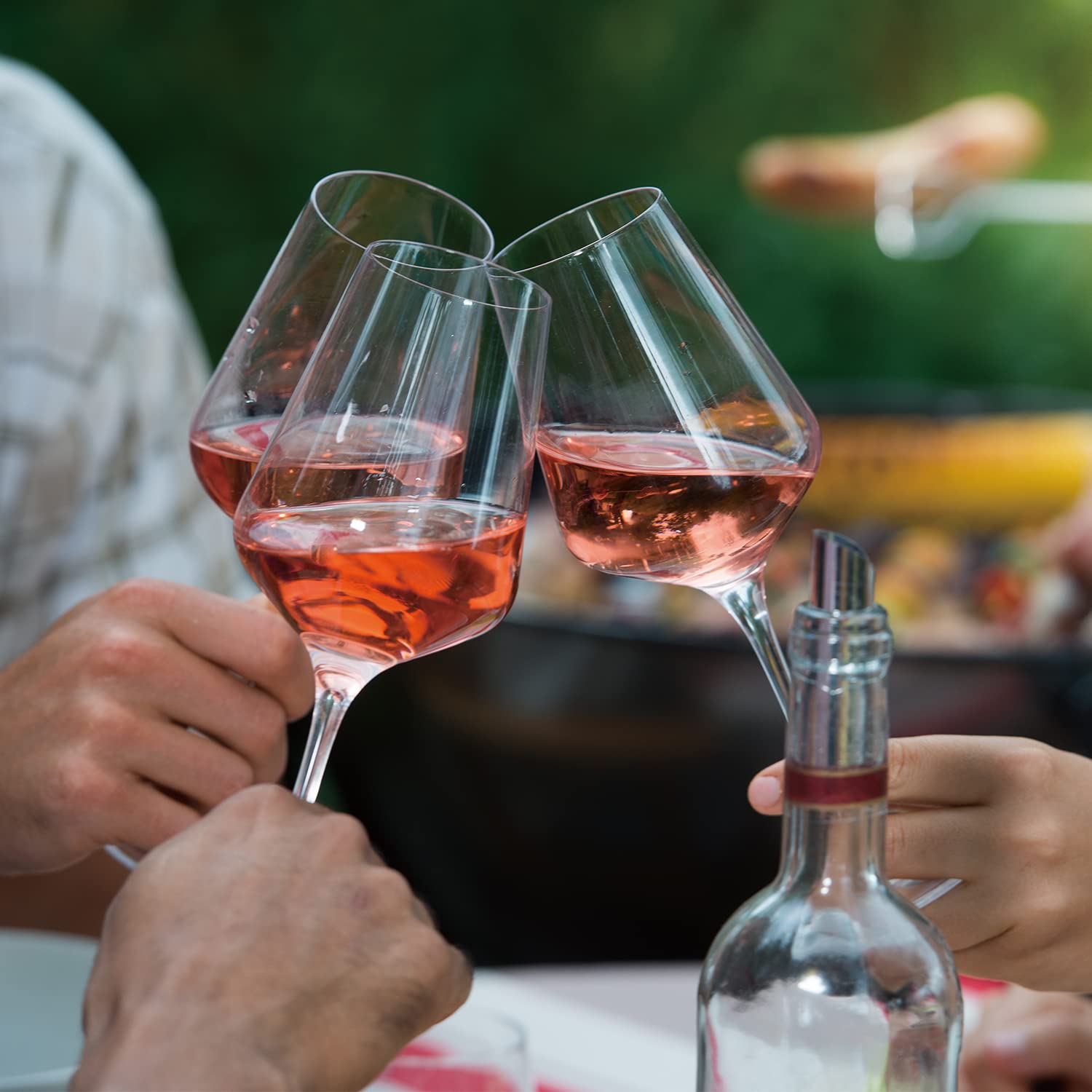 Chouggo verre comparé à une bouteille pour visualiser la taille