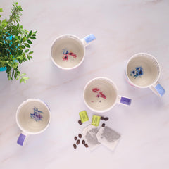 Christian Art Gifts mug tenu en main, démontre taille et ergonomie