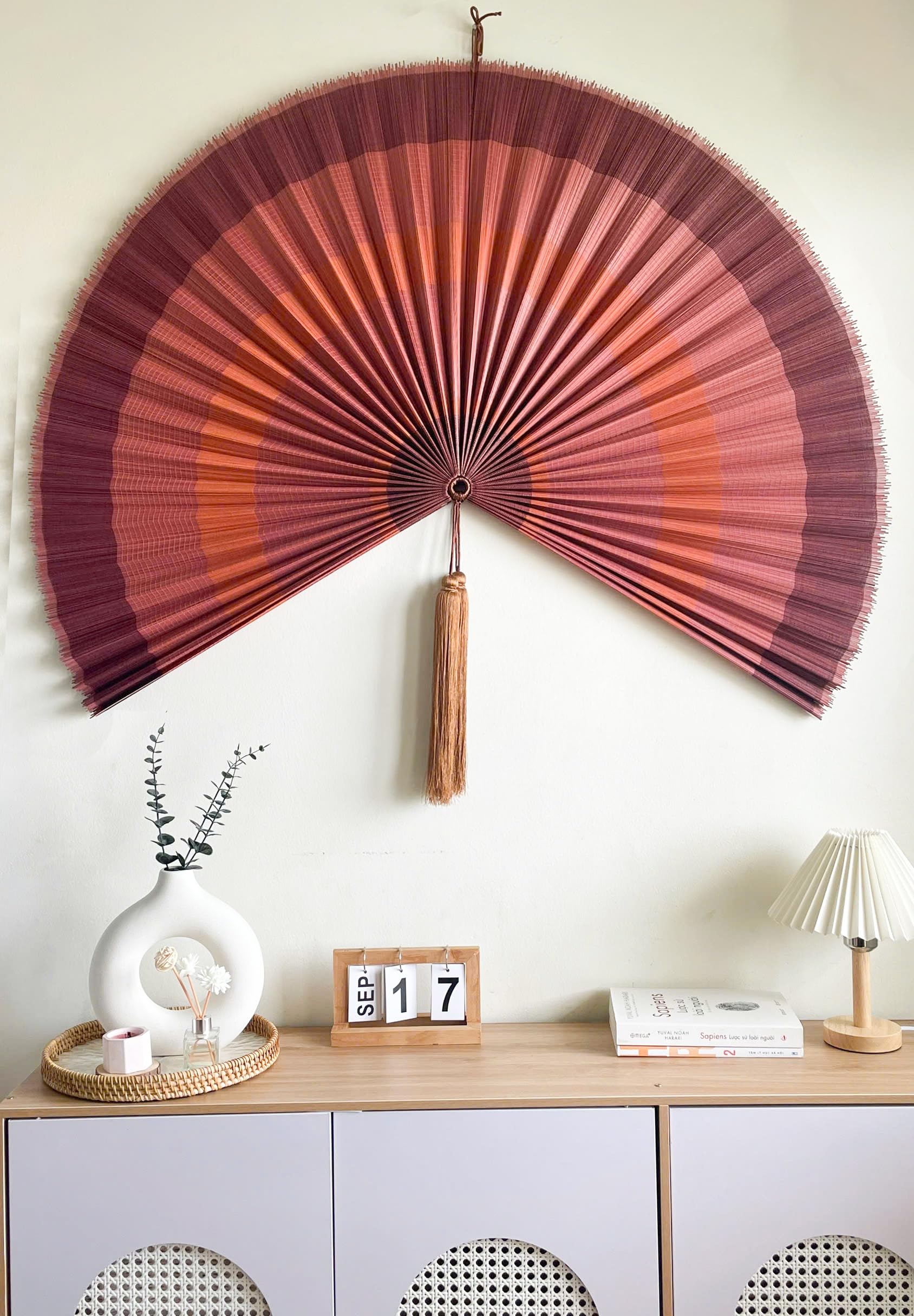 ChumDecor éventail au-dessus d'une tête de lit montrant l'effet boho chaleureux