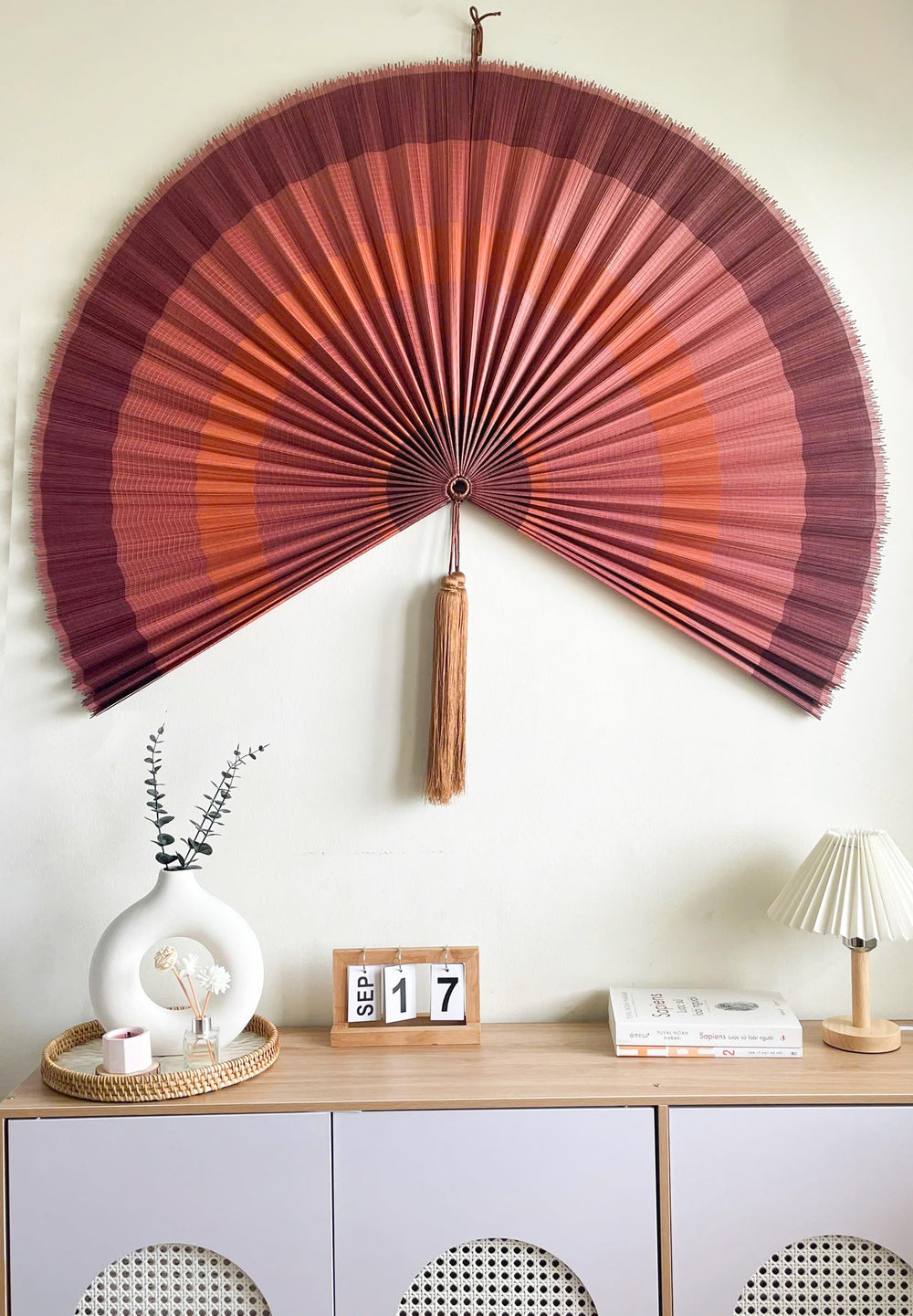 ChumDecor éventail au-dessus d'une tête de lit montrant l'effet boho chaleureux