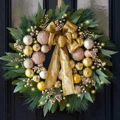 CHvista couronne de Noël vue frontale sur porte, accueille les invités avec élégance