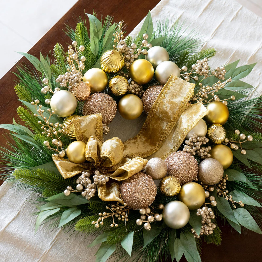 CHvista gros plan sur boules dorées pailletées, ajoute une touche festive brillante