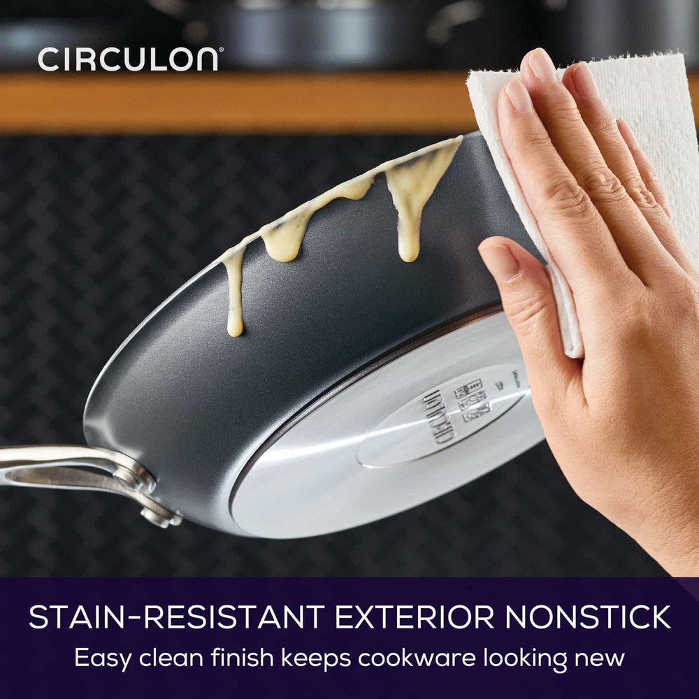 Circulon poêle à côté d'une règle pour comparaison de taille pratique