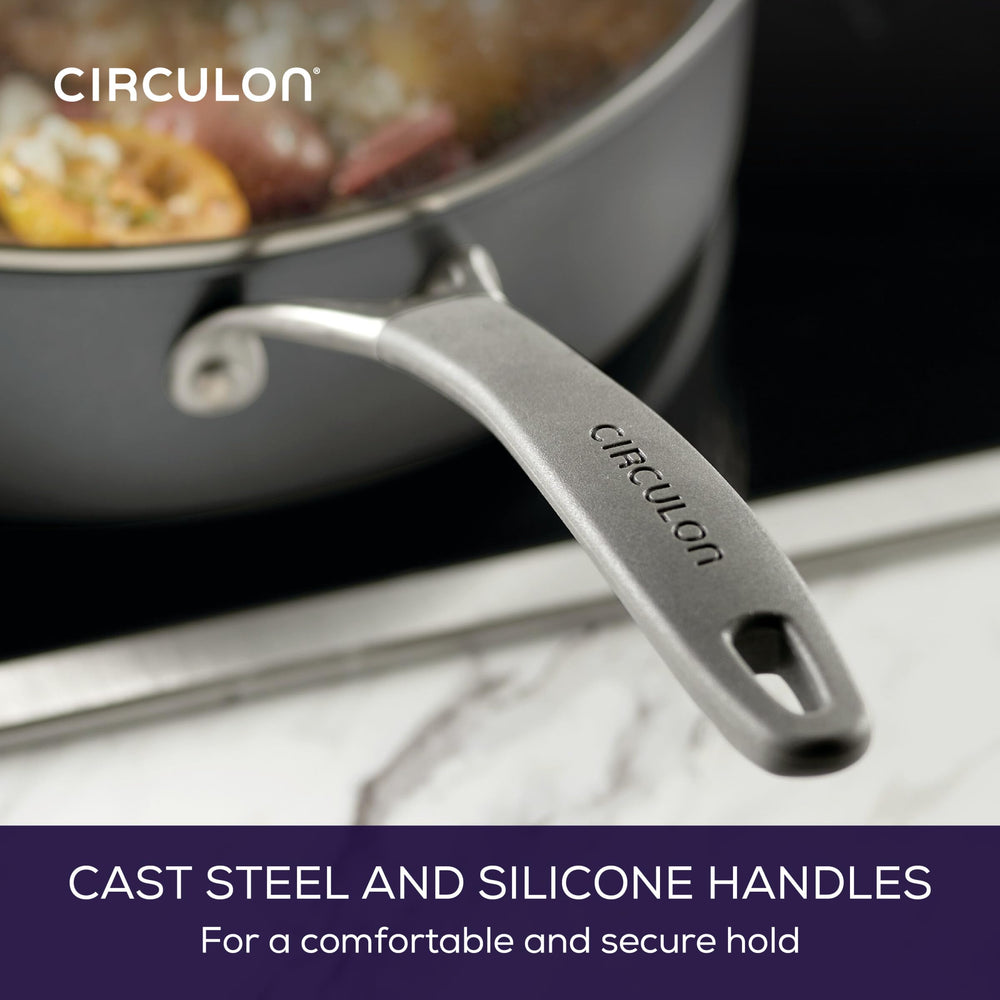 Circulon poêle en usage dans une cuisine familiale montrant performance pour recettes quotidiennes