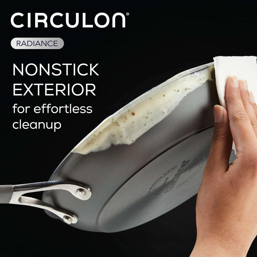 Circulon Radiance poêle en usage sur plaque pour une cuisson homogène rapide