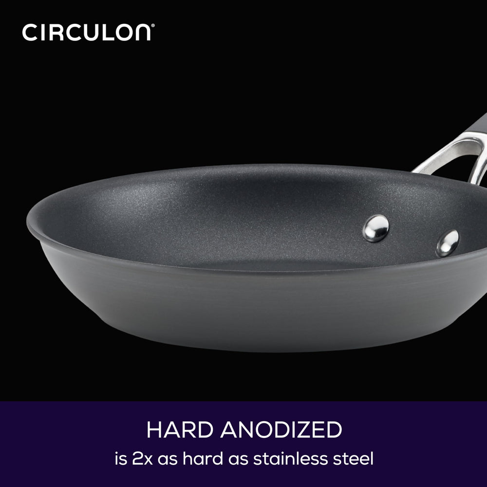 Circulon Radiance poignée double rivetée assurant une prise sûre et durable