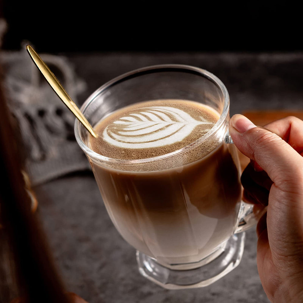 Claplante tasse en usage avec latte illustrant présentation élégante