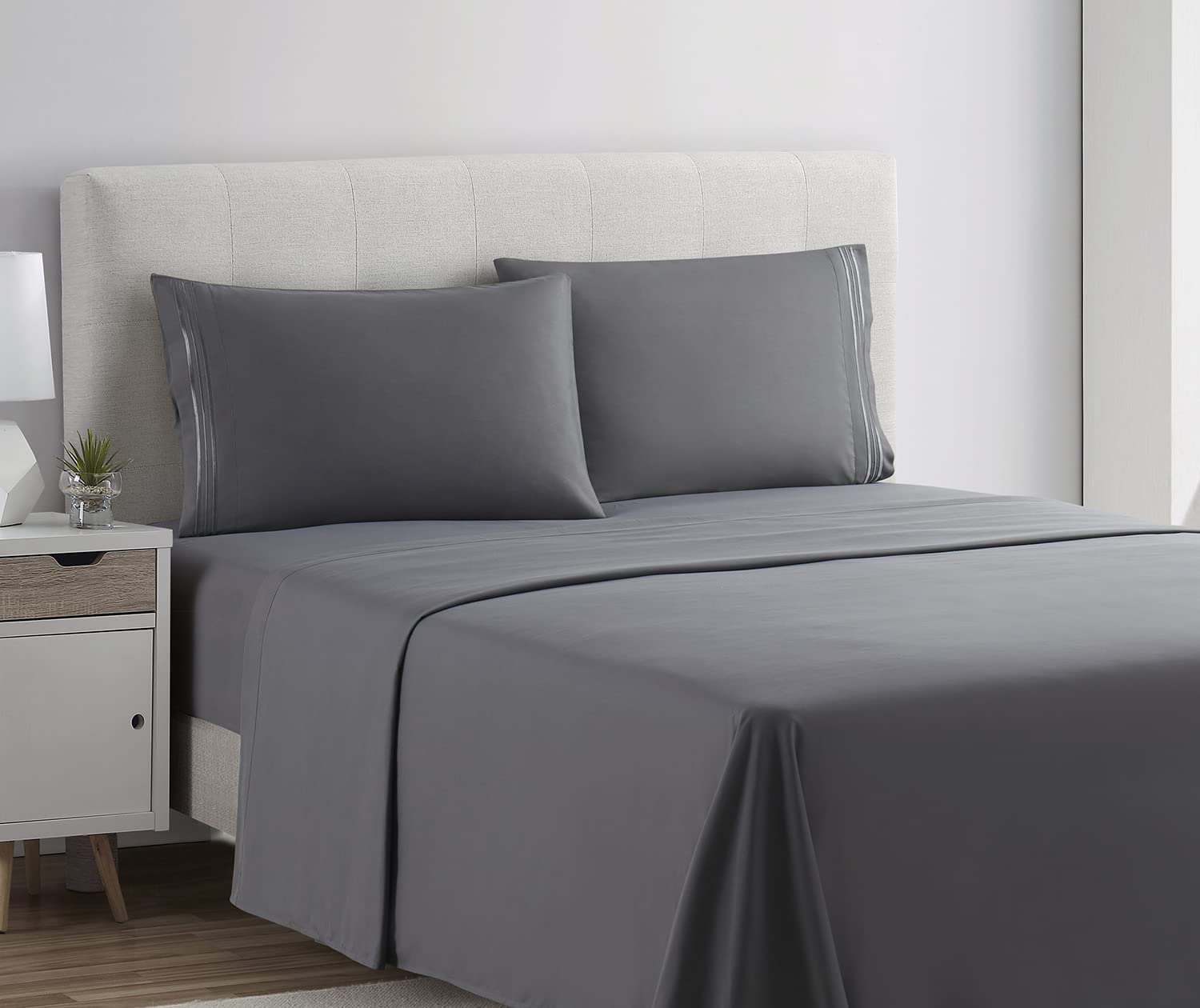 Clara Clark gros plan broderie trois lignes sur taie ajoutant élégance