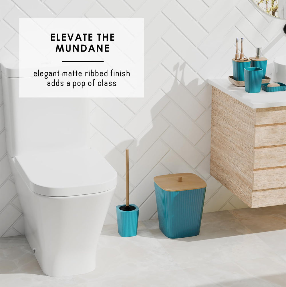 Clara Clark ensemble posé sur lavabo décoré, apporte couleur et organisation