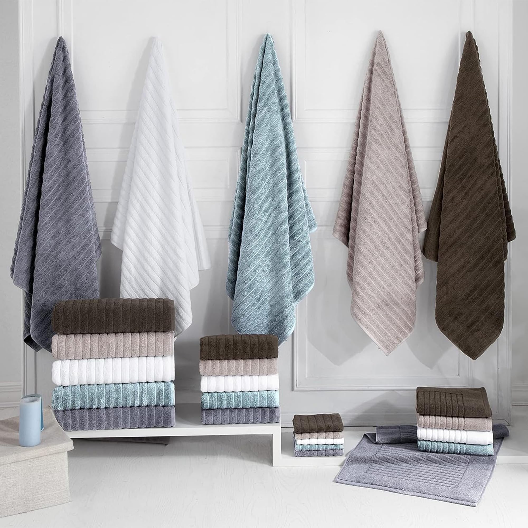 Classic Turkish Towels CTT posé près d'un spa illustrant style professionnel