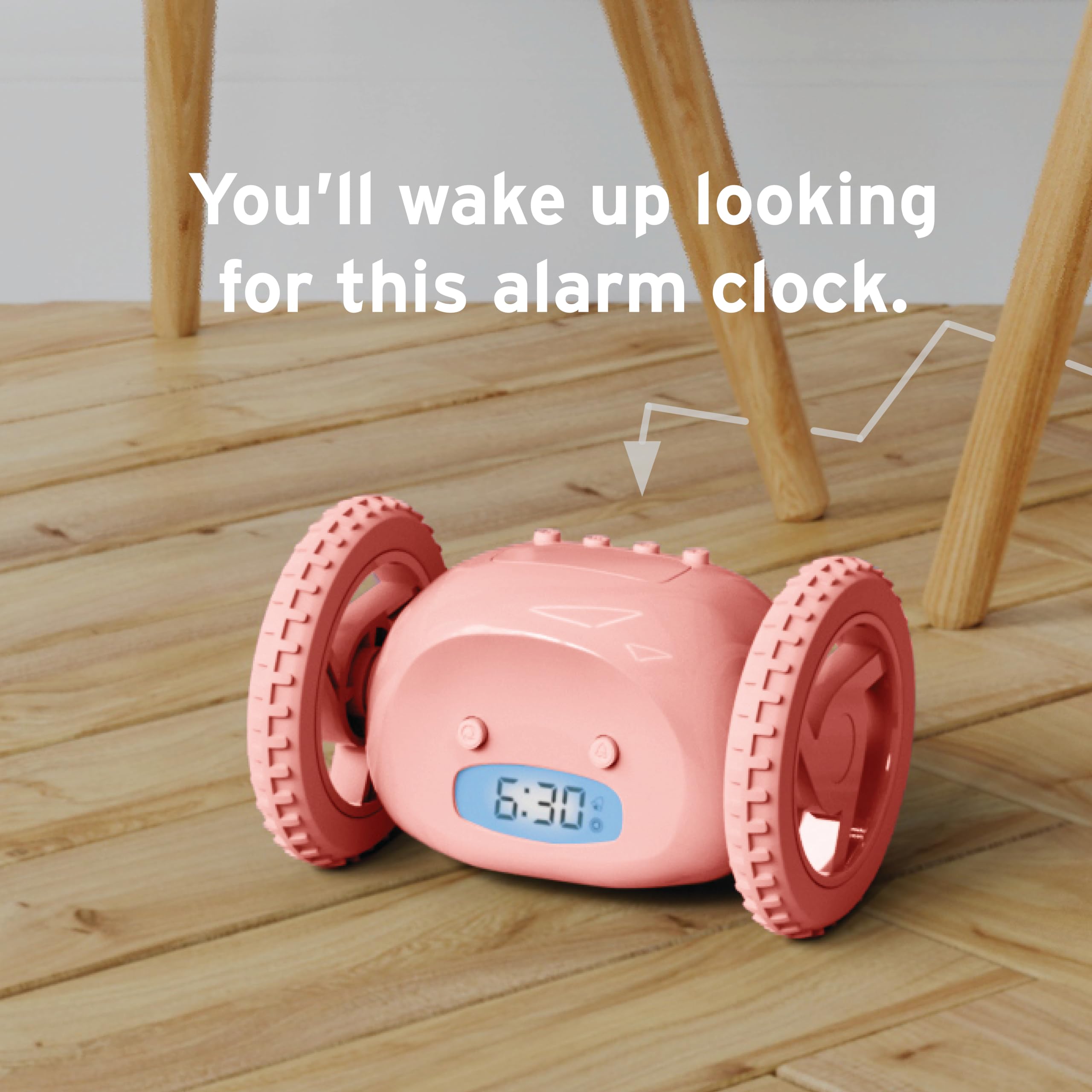 CLOCKY à côté d'un smartphone montrant sa taille compacte pratique