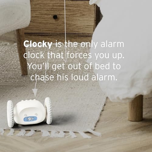 CLOCKY posé à côté d'une main pour montrer taille compacte et transport facile