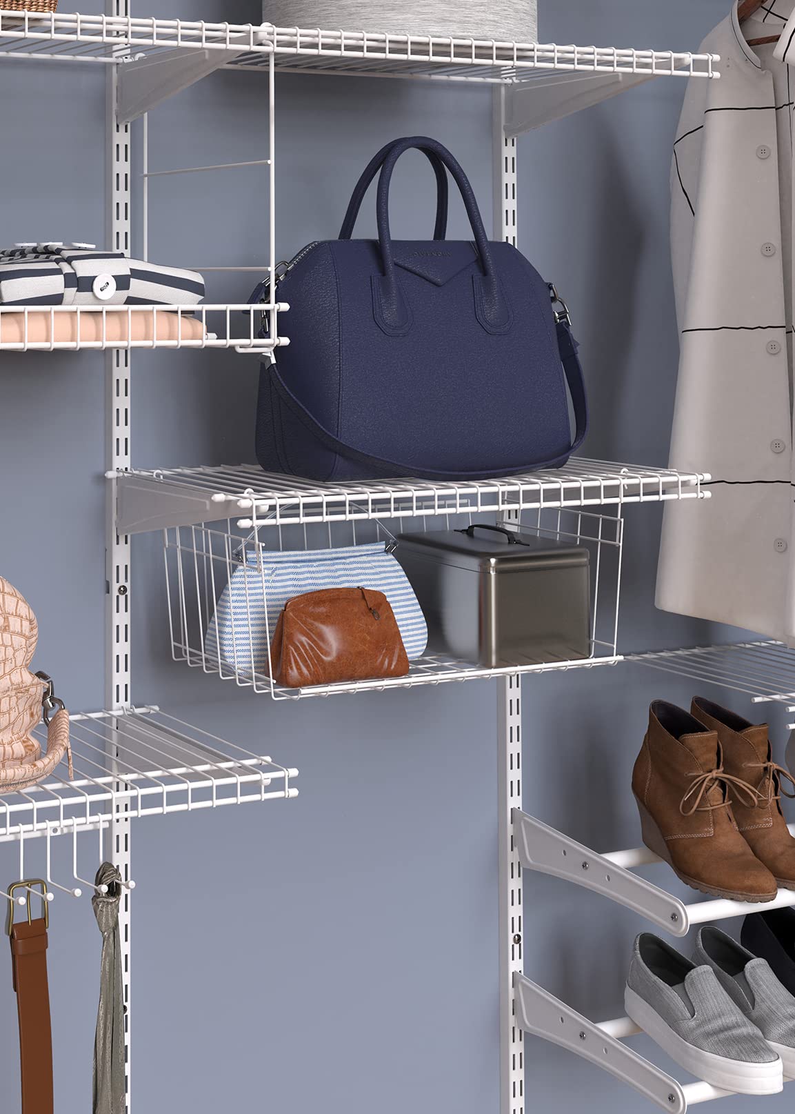 ClosetMaid panier rempli de serviettes démontrant rangement aéré et accessible
