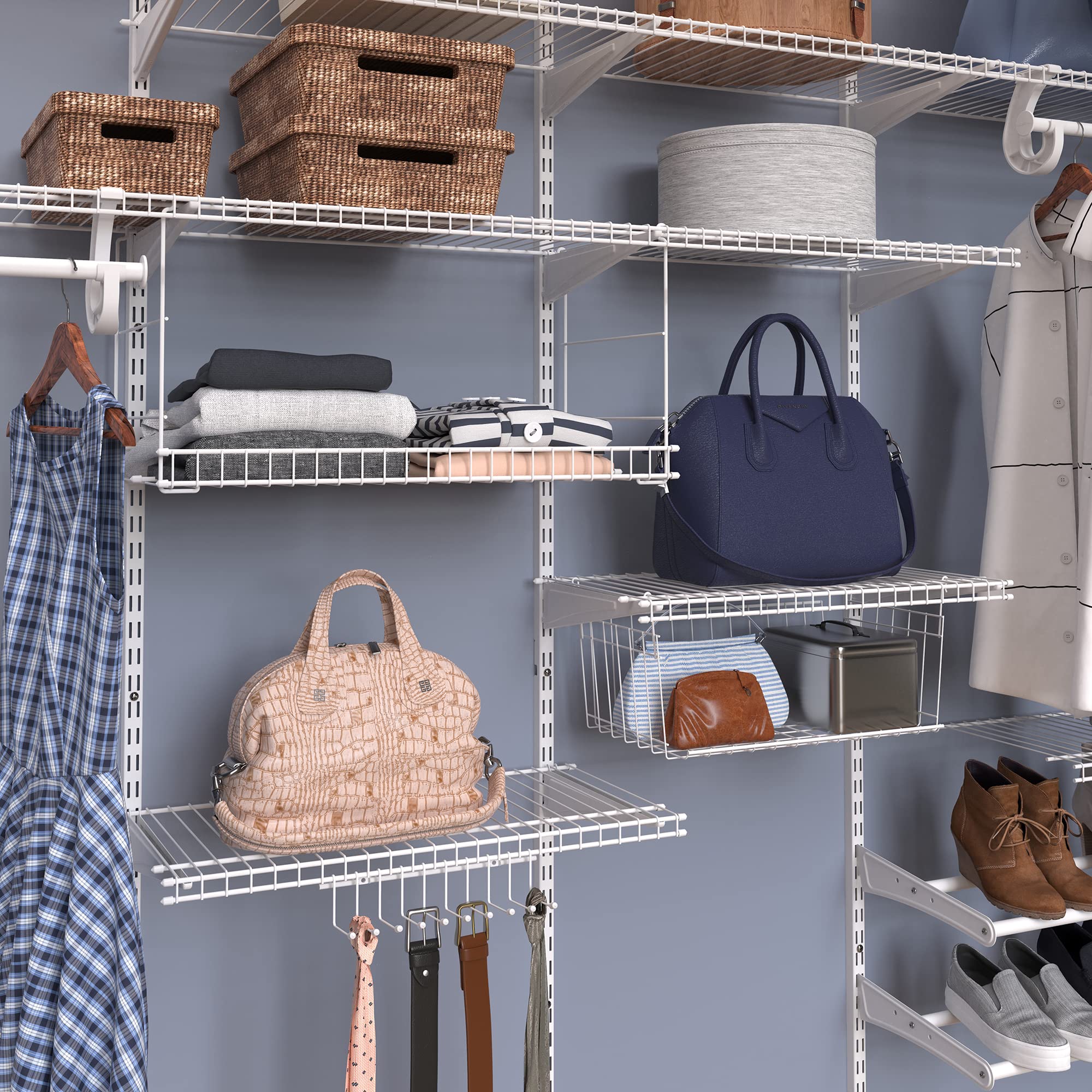 ClosetMaid panier en usage dans un placard facilitant accès et organisation