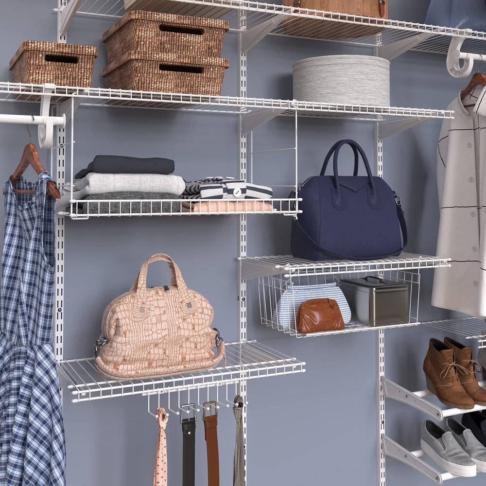 ClosetMaid panier en usage dans un placard facilitant accès et organisation