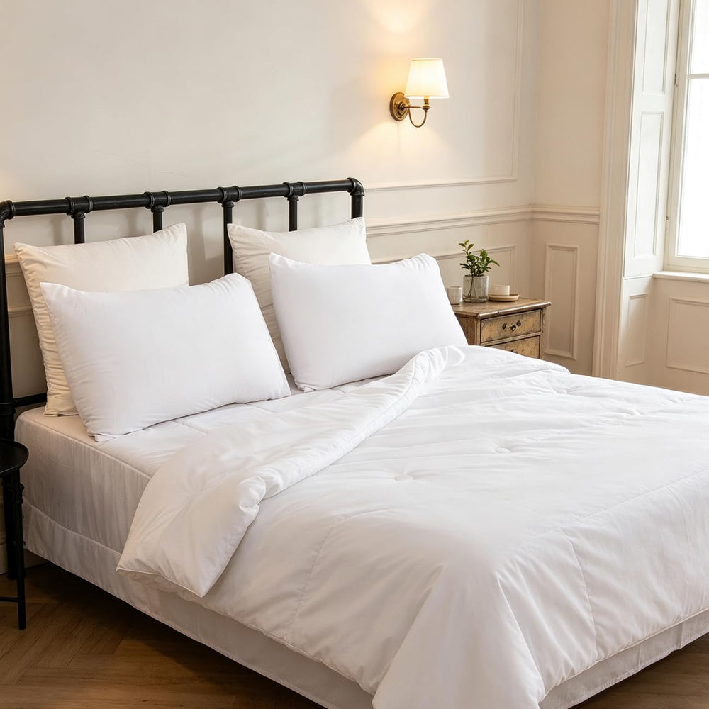 CLOTHKNOW couette posée sur lit en situation lifestyle, rendu net et apaisant