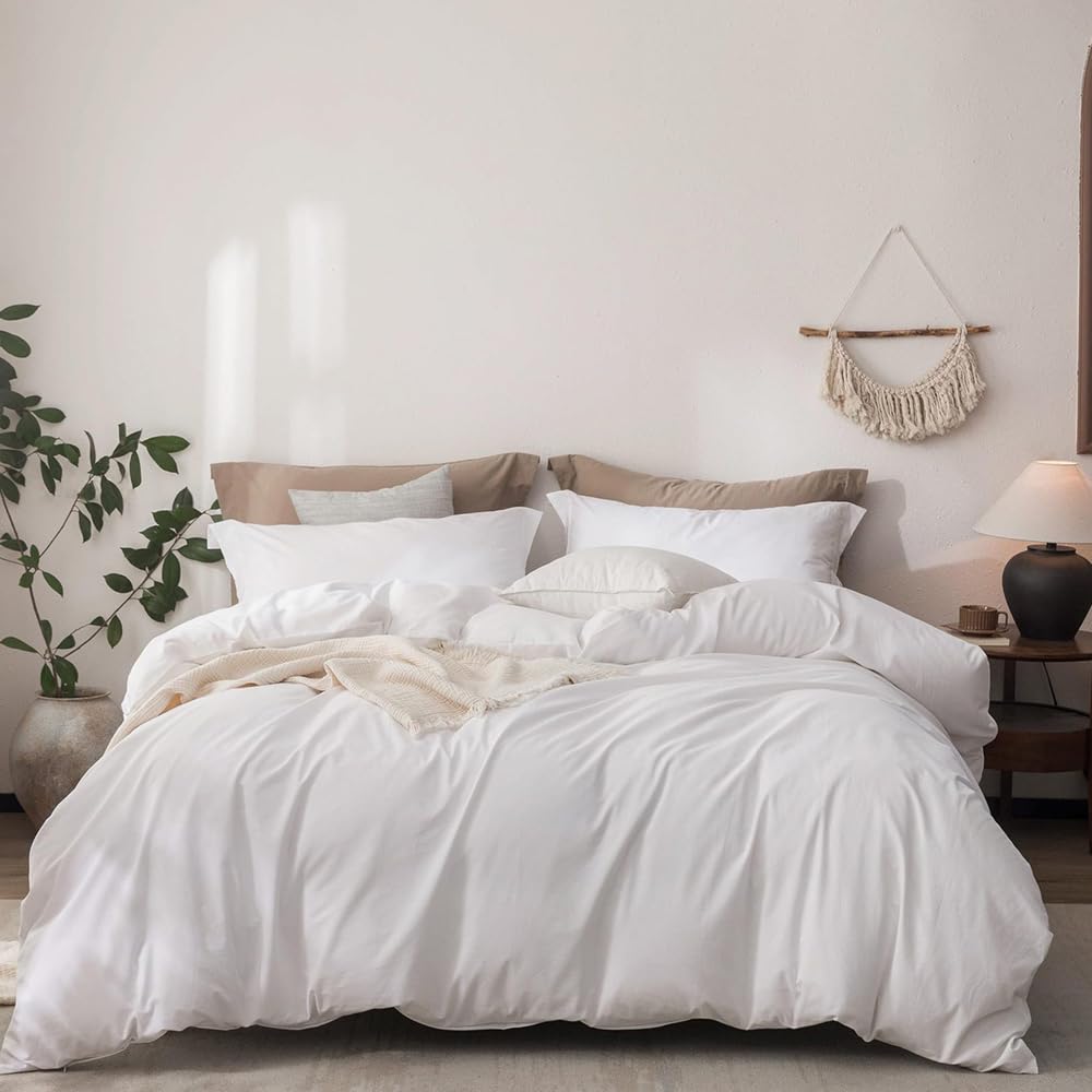 CLOTHKNOW couette face avant blanche montrant un design épuré et confortable