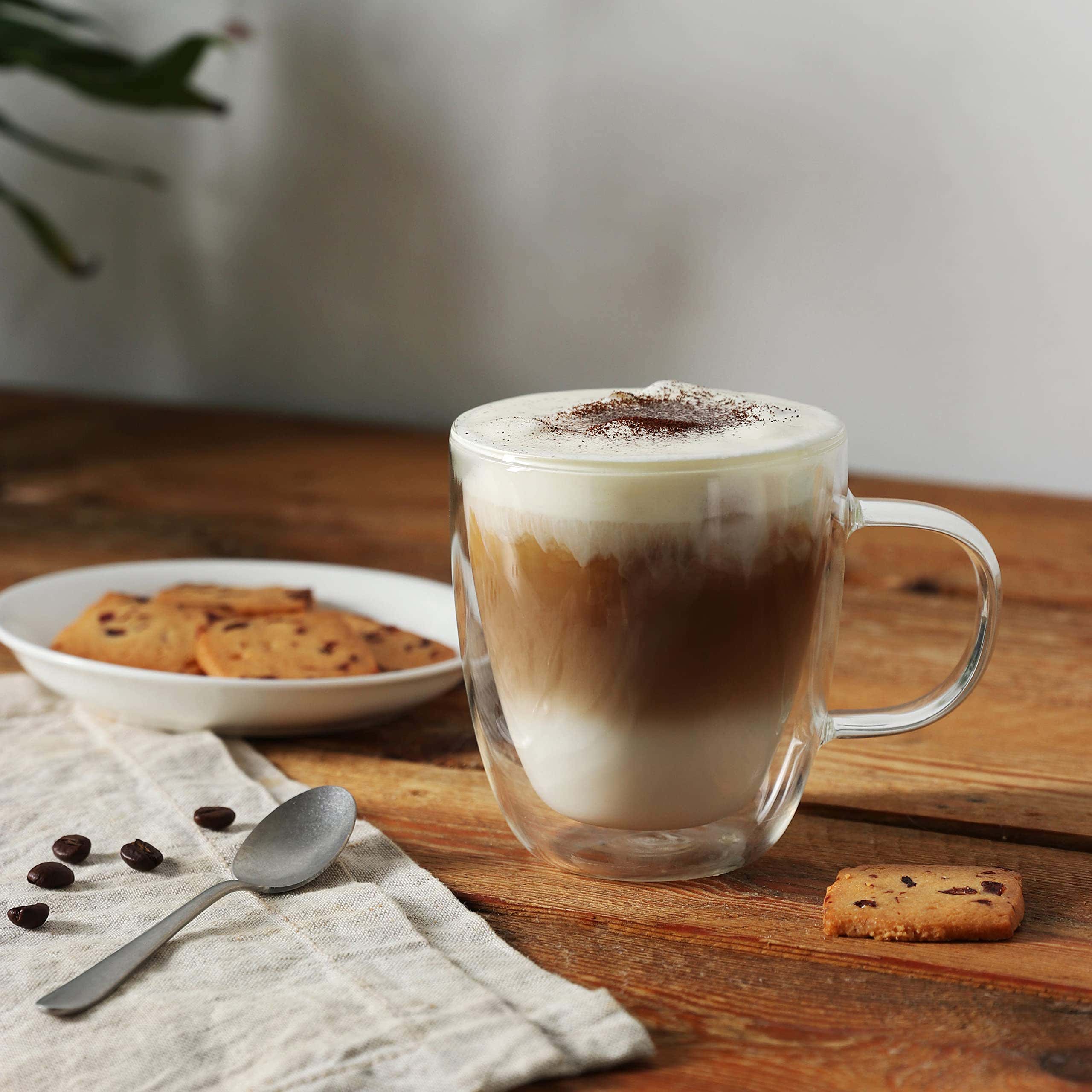 CNGLASS tasse en usage avec cappuccino montrant crème et motif