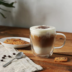 CNGLASS tasse en usage avec cappuccino montrant crème et motif