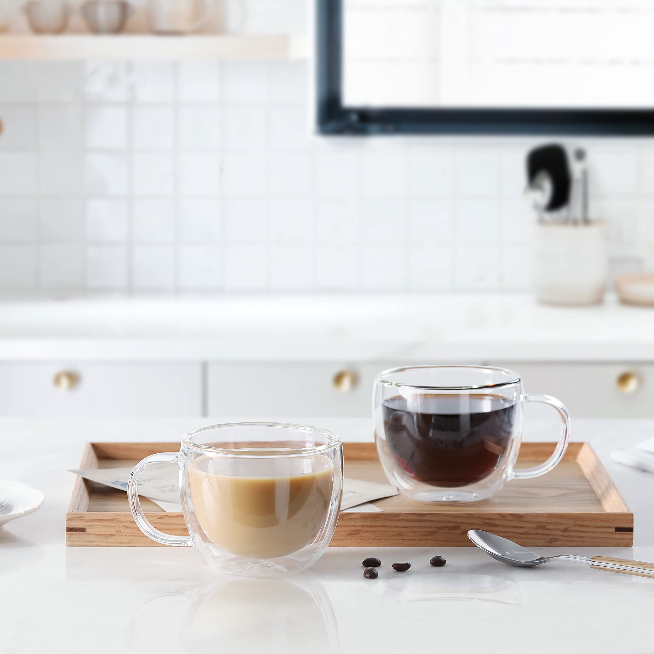 CNGLASS tasse tenue en main montrant échelle et contenance