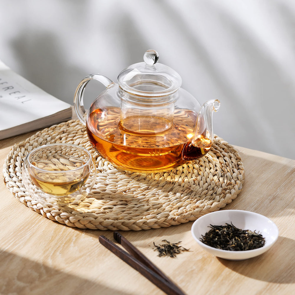 CNGLASS théière en situation servie avec deux tasses conviviales