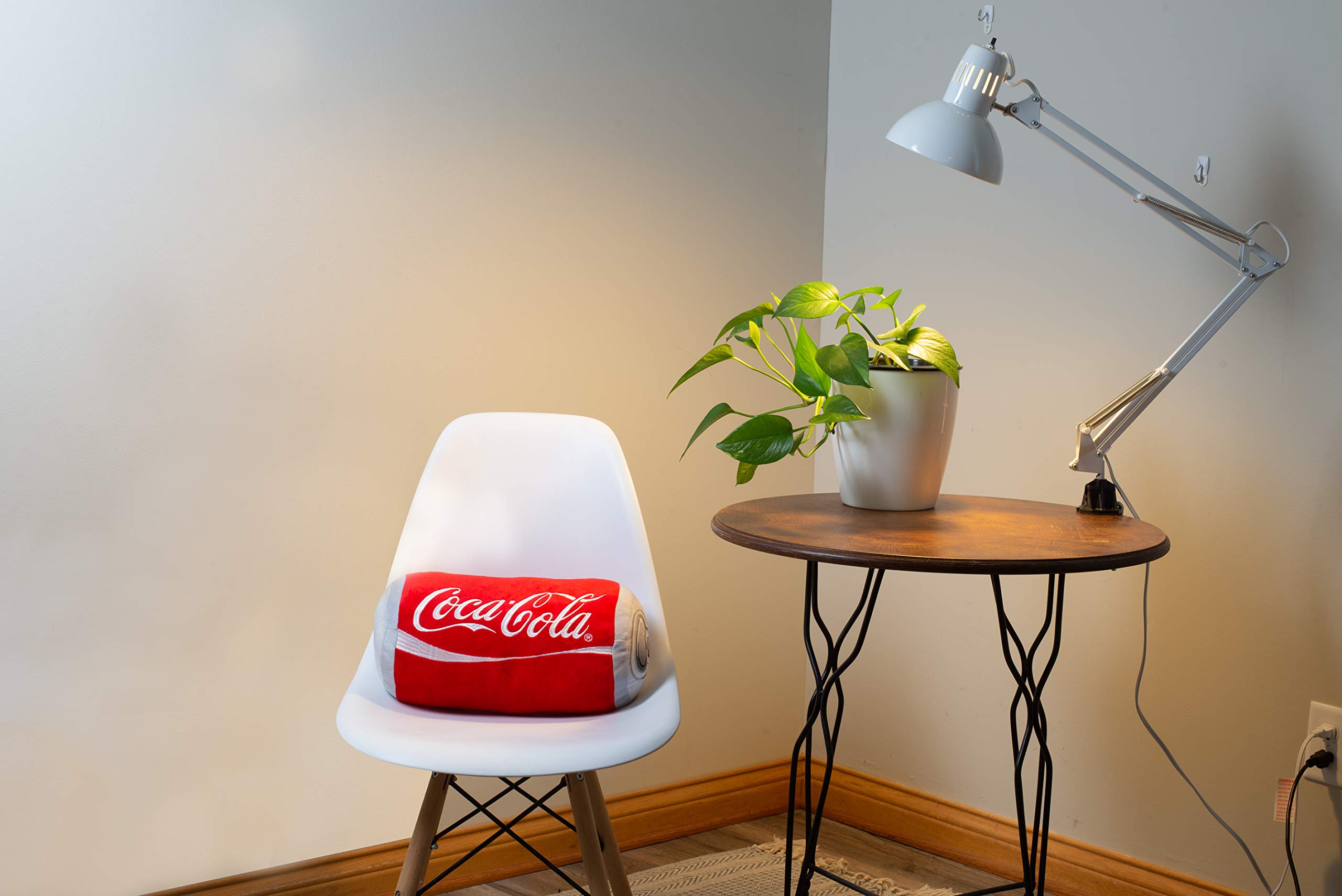 Mark Feldstein & Associates coussin à l'échelle à côté d'une tasse pour repère taille