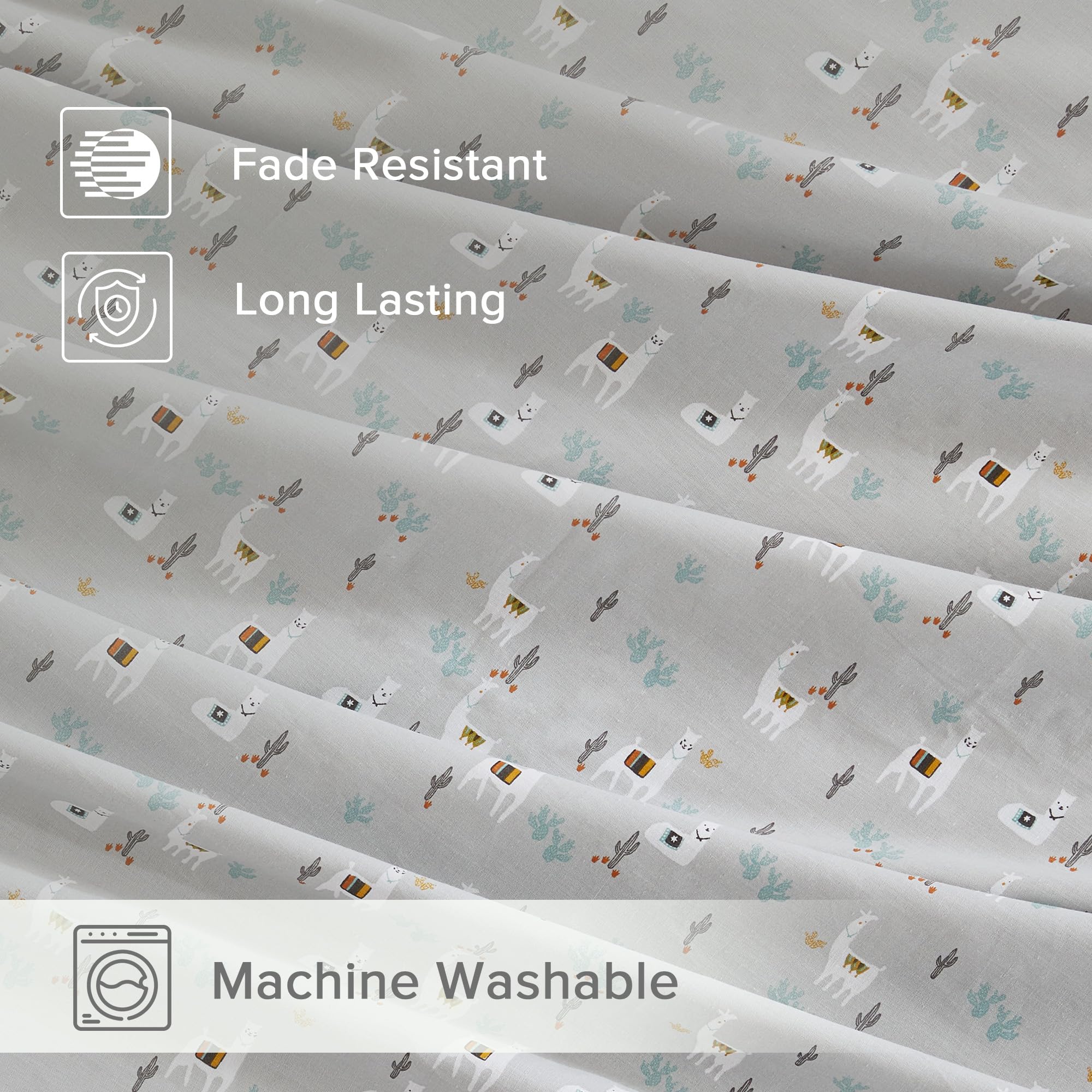 Comfort Spaces main touchant le tissu montrant douceur accrue après lavages