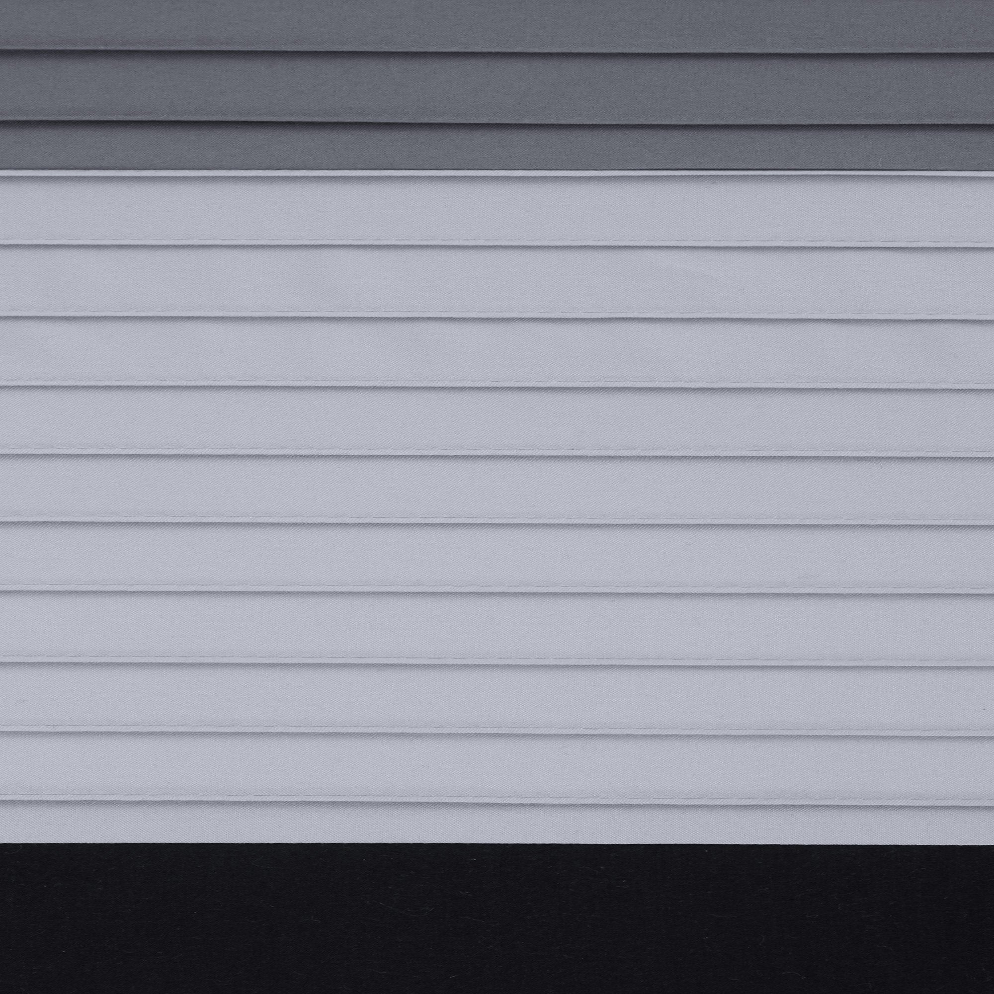 Comfort Spaces rideau noir en mise en scène salle de bain moderne