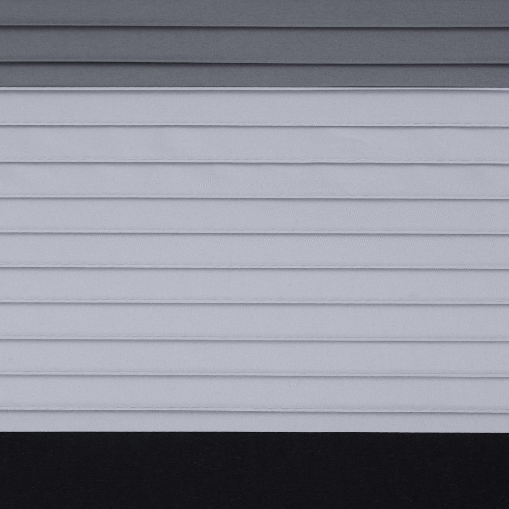 Comfort Spaces rideau noir en mise en scène salle de bain moderne