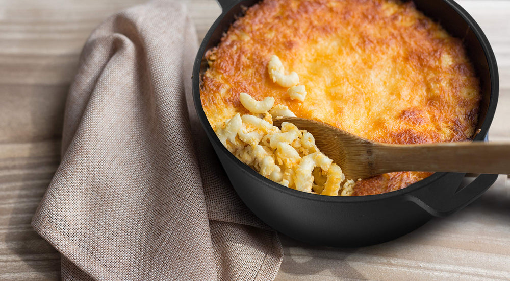 Commercial Chef cocotte à côté d'une assiette pour comparaison de taille pratique