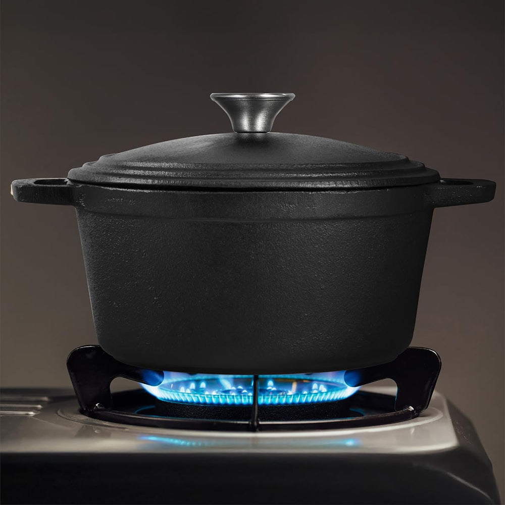 Commercial Chef cocotte à côté d’objets pour comparaison de la taille