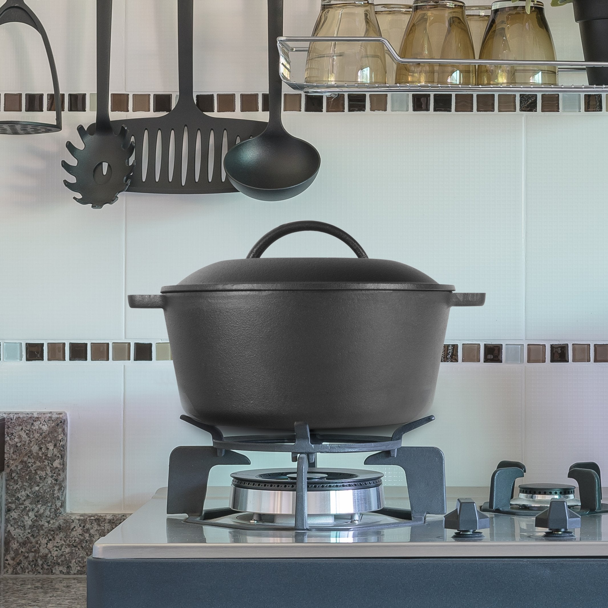 Commercial Chef cocotte en usage sur feu de camp démontrant polyvalence extérieure