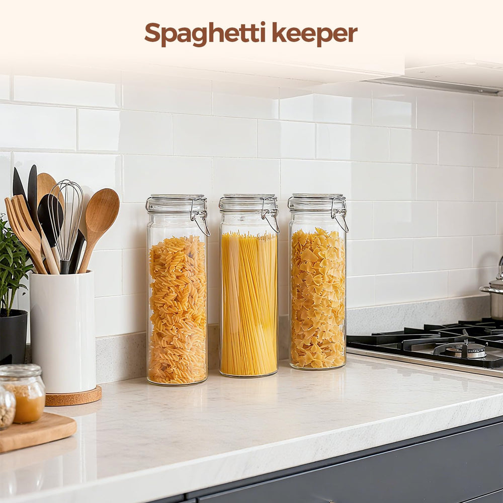ComSaf en cuisine versant spaghettis pour préparation rapide