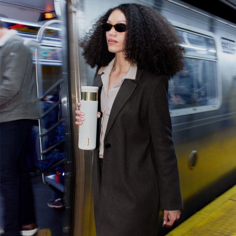 Contigo SnapSeal sur un bureau pour style et hydratation au travail