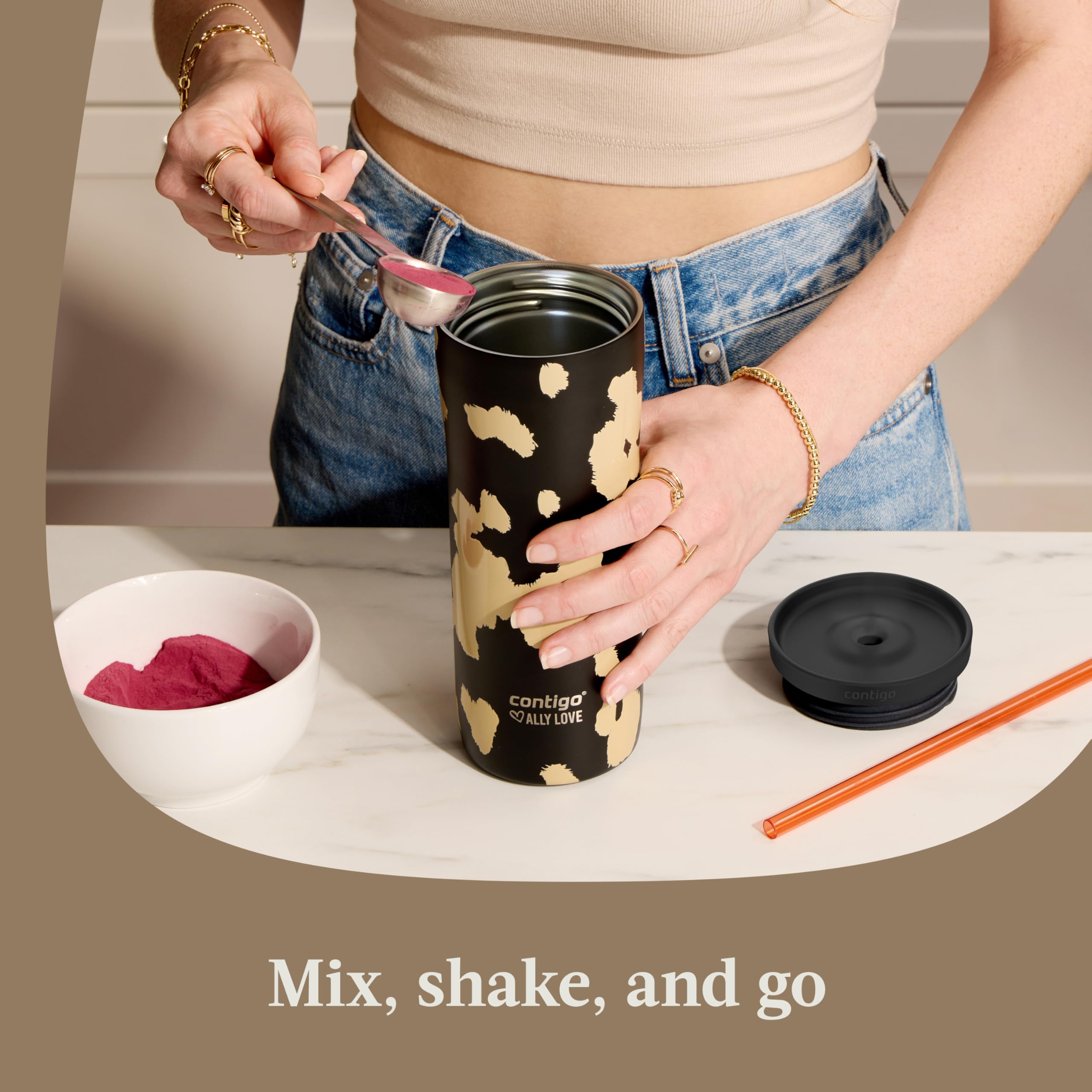 Contigo Streeterville tenu en main montrant taille 24 oz pratique en déplacement